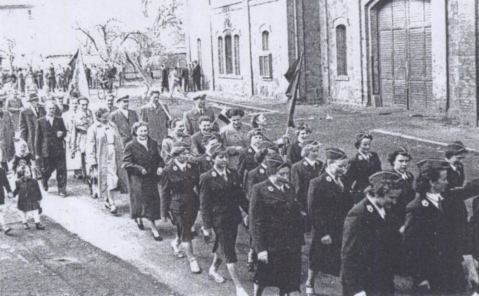1950 rok. Wymarsz pracownik&oacute;w DZPLn "Orzeł" Mysłakowice z okazji Dnia Pracy.