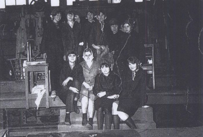 Dziewczęta klasy II Szkoły Zawodowej DZPLn "Orzeł" Mysłakowice na "Czesalni". 1965 rok.