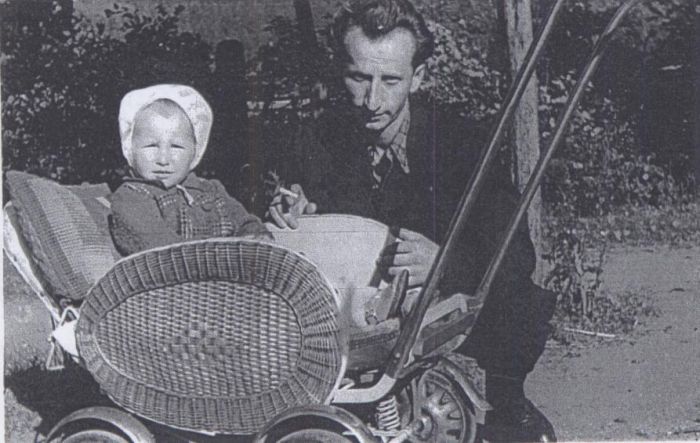 Mieszkaniec Gminy Mysłakowice, Pan B. z c&oacute;rką Barbarą. 1955 rok