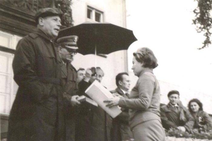 Mysłakowice, lata 60-te. Wręczenie nagr&oacute;d w zawodach strażackich. 