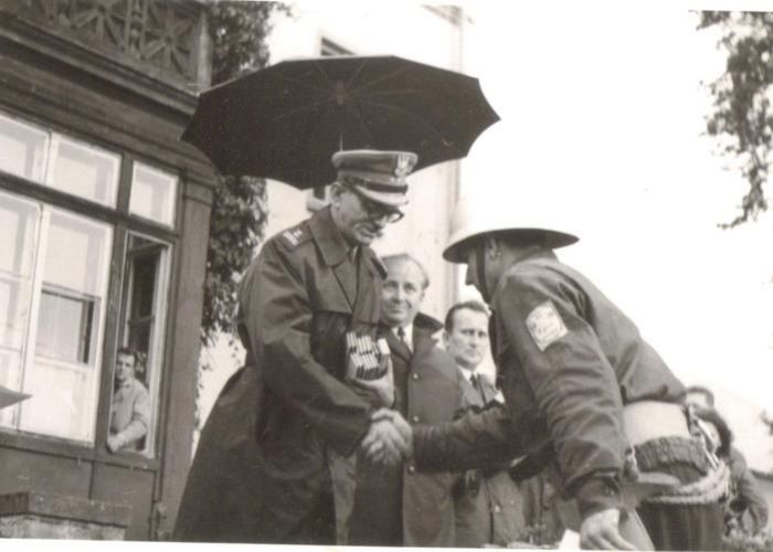 Mysłakowice, lata 60-te. Wręczenie nagr&oacute;d w zawodach strażackich. 