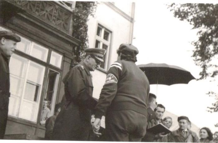 Mysłakowice, lata 60-te. Wręczenie nagr&oacute;d w zawodach strażackich. 