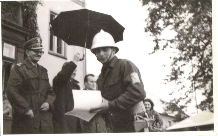 Mysłakowice, lata 60-te. Wręczenie nagr&oacute;d w zawodach strażackich. 