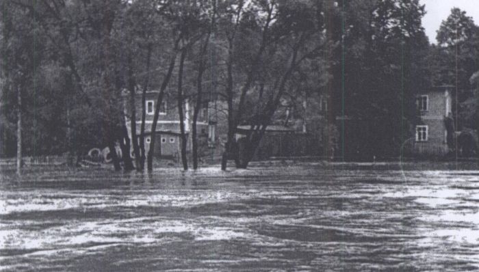 Bobr&oacute;w. Pow&oacute;dź 1977 roku. 