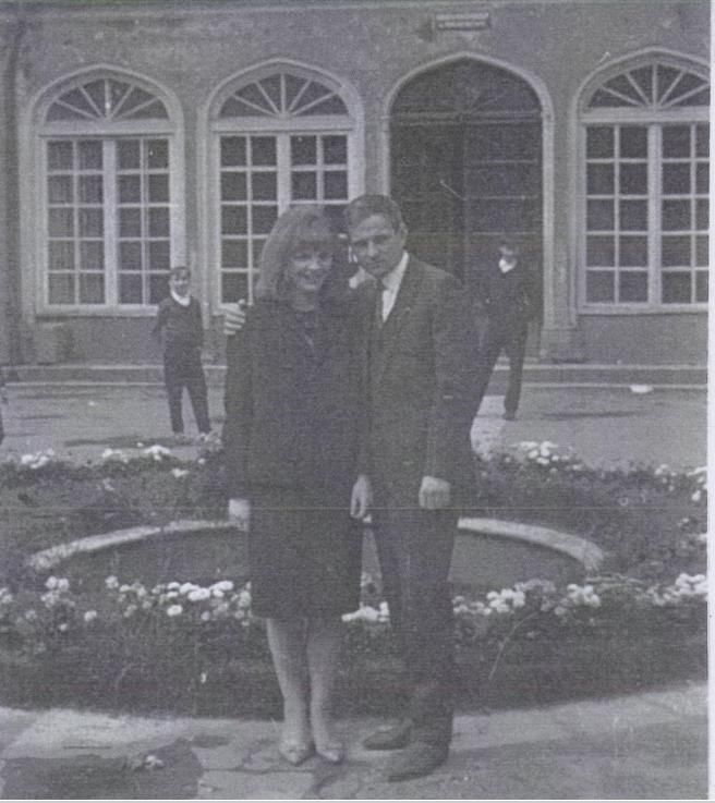 Mieszkańcy Mysłakowic obok Pałacu Kr&oacute;lewskiego. 1964 rok.