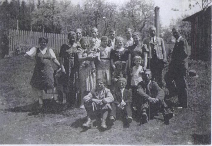 Pierwsi mieszkańcy osiedla "Czerwony Dworek" w Mysłakowicach,  koniec lat 40-tych. 