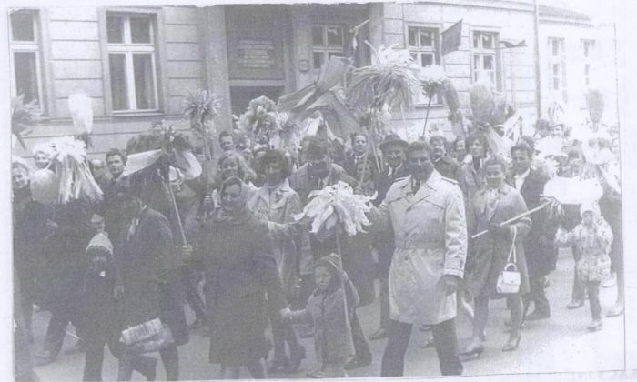 Pracownicy DZPLn "Orzeł" Mysłakowice. 1 maja 1972 roku. Kowary
