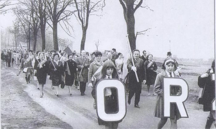 Święto Pracy 1974 rok. Przemarsz pracownik&oacute;w DZPLn "Orzeł" 