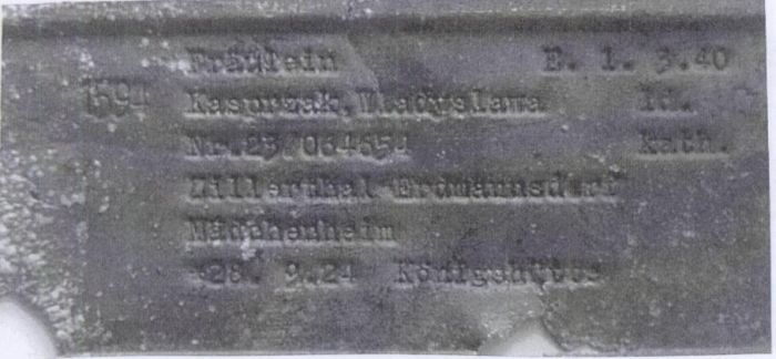 Przymusowi pracownicy w w zakładach lniarskich w Mysłakowicach czasie II wojny światowej posiadali metalowe identyfikatory. 