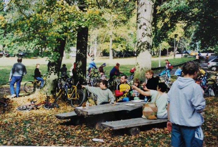 Mistrzostwo Gminy Mysłakowice w kolarstwie g&oacute;rskim. Bukowiec. 2000 rok.