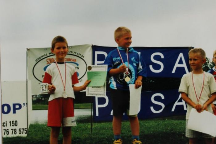 2000 rok. Zawody sportowe organizowane przez GOK Mysłakowice. 