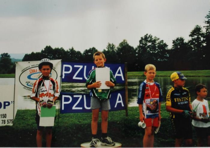 2000 rok. Zawody sportowe organizowane przez GOK Mysłakowice. 