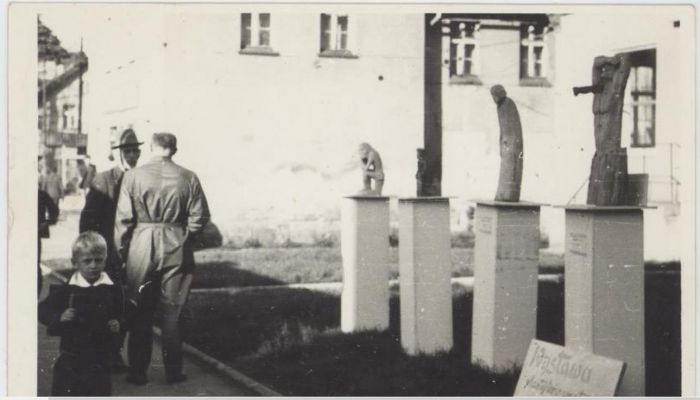 Koniec lat 60-tych. Ulica Daszyńskiego Mysłakowice obok Gminnego Ośrodka Kultury ( wcześniej klub Radar).