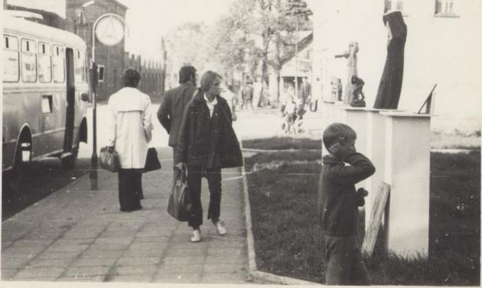 Koniec lat 60-tych. Ulica Daszyńskiego Mysłakowice obok Gminnego Ośrodka Kultury ( wcześniej klub Radar).