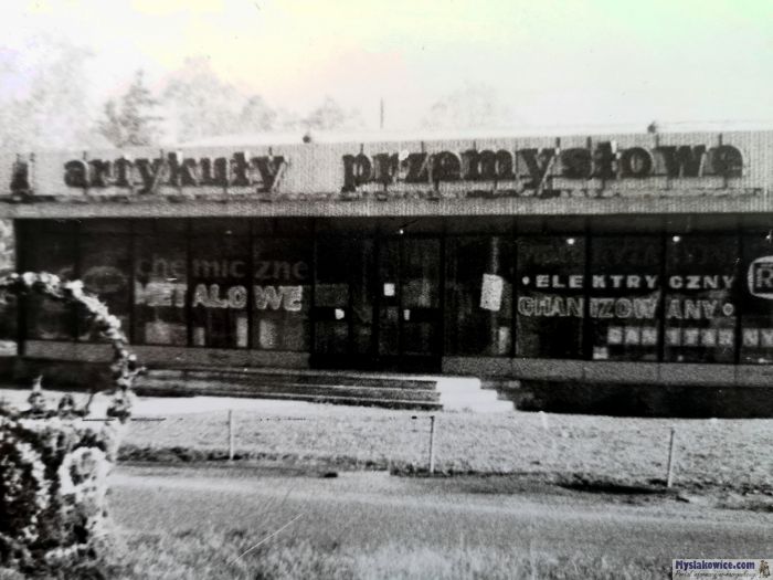 W 1975 roku w Mysłakowicach otwarto nowy pawilon handlowy.