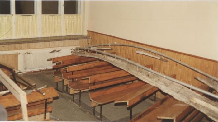Pozostałości po oryginalnych "Szczekach wieloryba" na Plebani w Mysłakowicach 1996 rok. Obecnie znajdują się w GOK Mys
