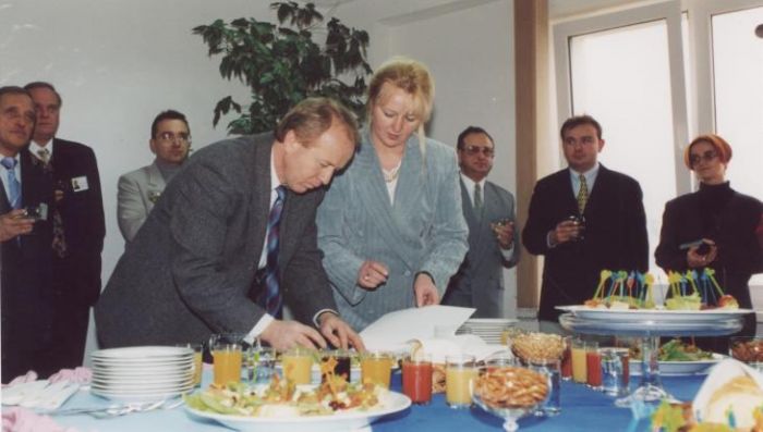 1997 rok. Przydział mieszkań dla poszkodowanych od powodzi. Mysłakowice 