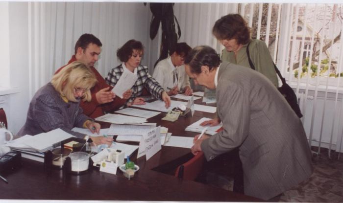 1997 rok. Przydział mieszkań dla poszkodowanych od powodzi. Mysłakowice 