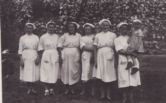 Pracownicy żłobka w Mysłakowicach. 1955 rok. 