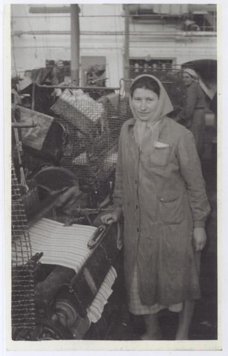 Pracownica tkalni DZPLn "Orzeł" Mysłakowice Pani Janina Twardowska. 1968 rok
