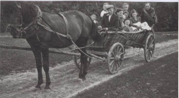Chrzciny dziecka Państwa Jaskul&oacute;w. 1951 rok. Mysłakowice