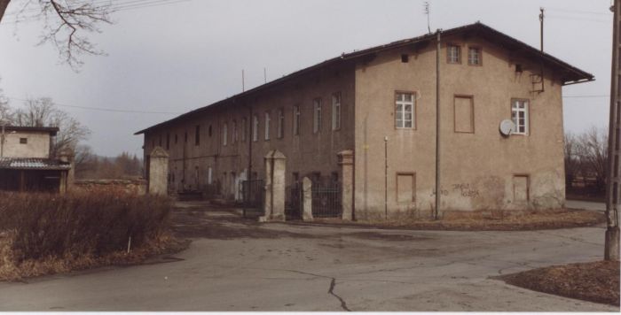Budynki po dawnym Folwarku Pałacu, p&oacute;źniej budynki PGR w Mysłakowicach. 1998 rok