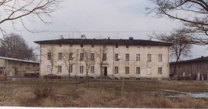 Budynki po dawnym Folwarku Pałacu, p&oacute;źniej budynki PGR w Mysłakowicach. 1998 rok