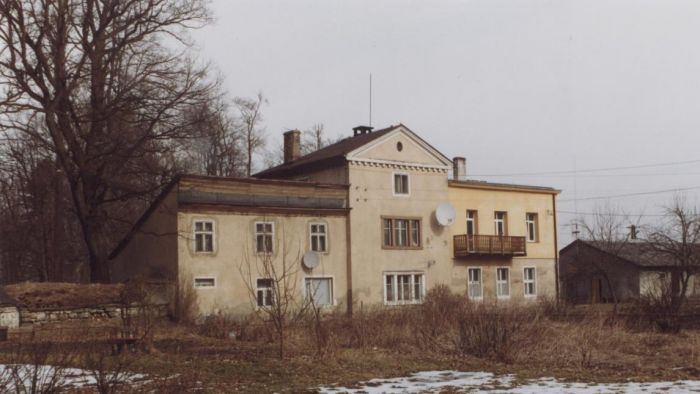 Budynki po dawnym Folwarku Pałacu, p&oacute;źniej budynki PGR w Mysłakowicach. 1998 rok