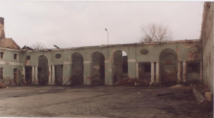 Zabytkowy folwark kompleksu Pałacowego w Bukowcu, z 1800 roku. Widok po pożarze w 2005 roku.