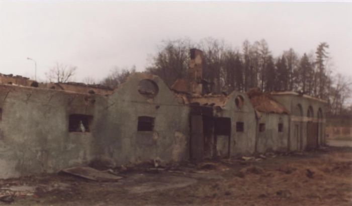 Zabytkowy folwark kompleksu Pałacowego w Bukowcu, z 1800 roku. Widok po pożarze w 2005 roku.