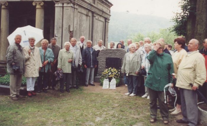 Uroczyste osłonięcie kamienia ku pamięci dawnych mieszkańc&oacute;w Zillertal-Erdmannsdorf. 2001 rok Cmentarz  w Mysłakowicach. 