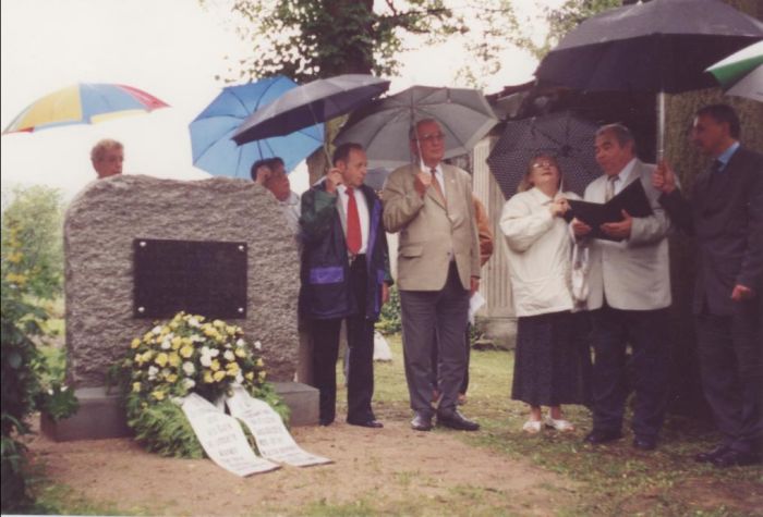 Uroczyste osłonięcie kamienia ku pamięci dawnych mieszkańc&oacute;w Zillertal-Erdmannsdorf. 2001 rok Cmentarz  w Mysłakowicach. 