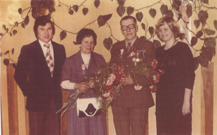Złote Gody Państwa Gr&oacute;dk&oacute;w. 1980 rok. Urząd stanu cywilnego w Gminie Mysłakowice.