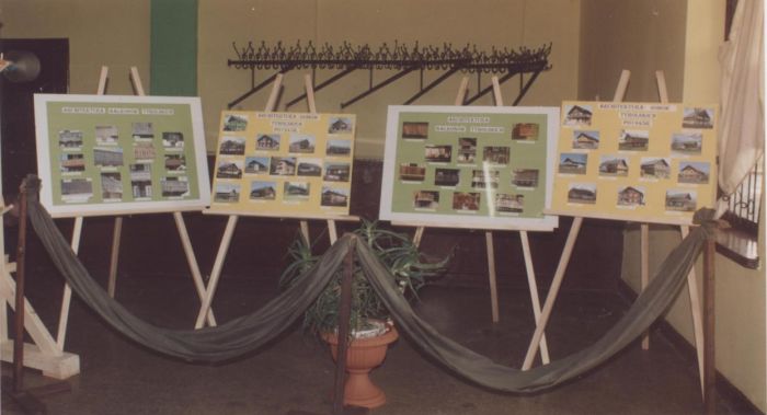 2/3 maja 2005 roku. GOK Gminny Ośrodek Kultury w Mysłakowicach, Wystawa "Tyrolczycy i Len"