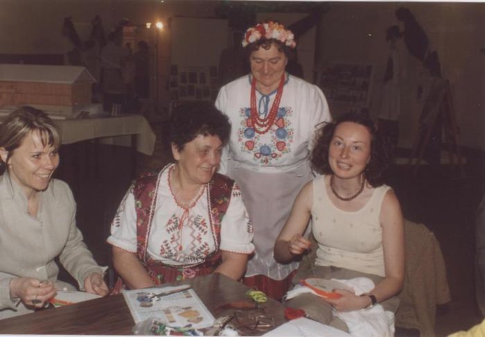 2005 rok. Gminny Ośrodek Kultury w Mysłakowicach. Warsztaty z haftowania. 