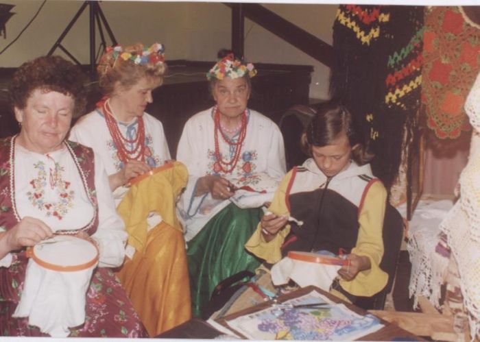 2005 rok. Gminny Ośrodek Kultury w Mysłakowicach. Warsztaty z haftowania. 