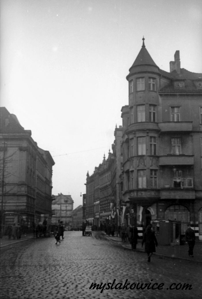 Legnica: ul. Wrocławska, z prawej narożna kamienica nr 7. 1946 rok