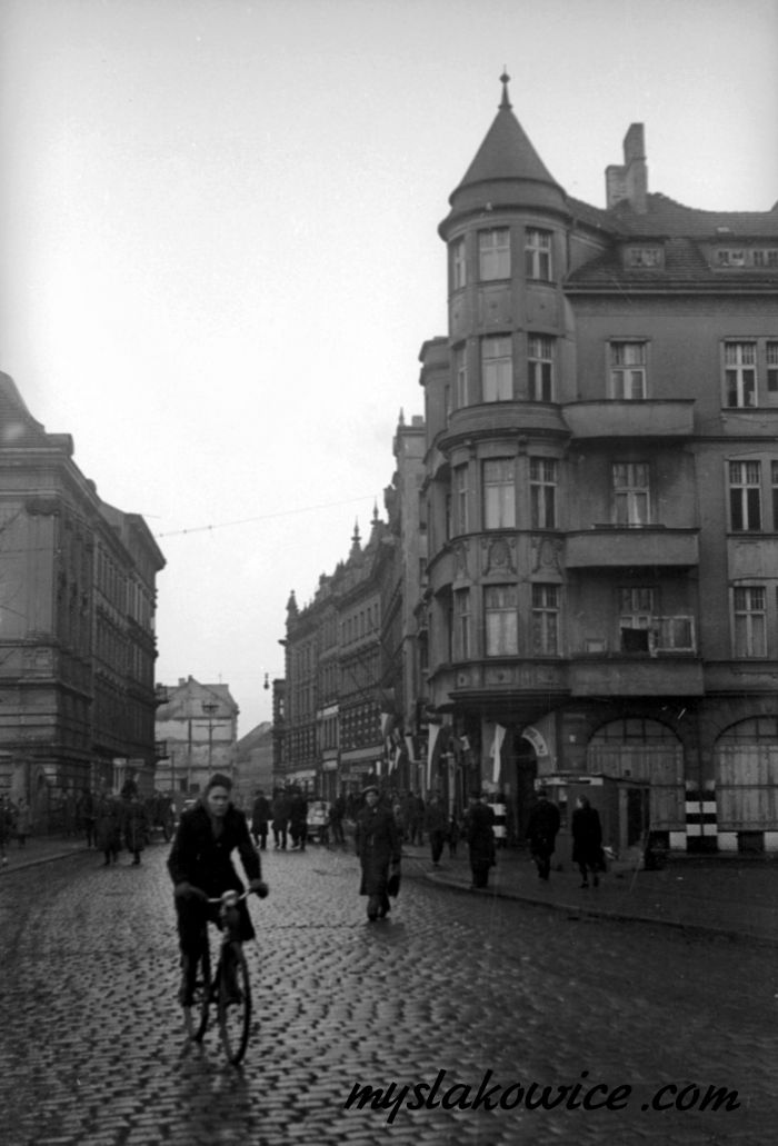 Legnica: ul. Wrocławska, z prawej narożna kamienica nr 7. 1946 rok