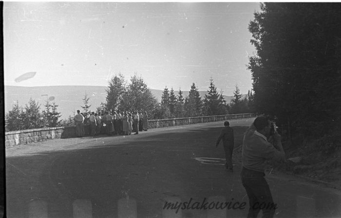 Szklarska Poręba, Zakręt Śmierci, widok w kierunku południowo-wschodnim. Turyści podziwiający panoramę Karkonoszy. ok 1960 rok.