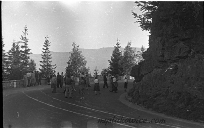 Szklarska Poręba, Zakręt Śmierci, widok w kierunku południowo-wschodnim. Turyści podziwiający panoramę Karkonoszy ok 1970 rok.