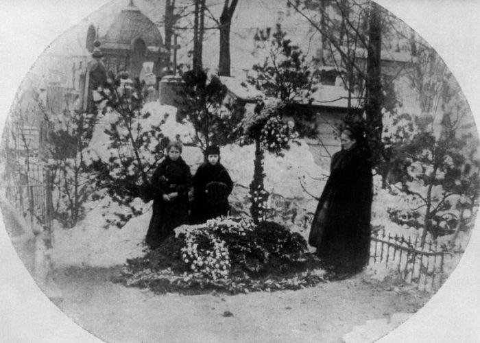 Anna Dostojewska ( wdowa) z dziećmi przy grobie Fiodora Dostojewskiego 1881 r.