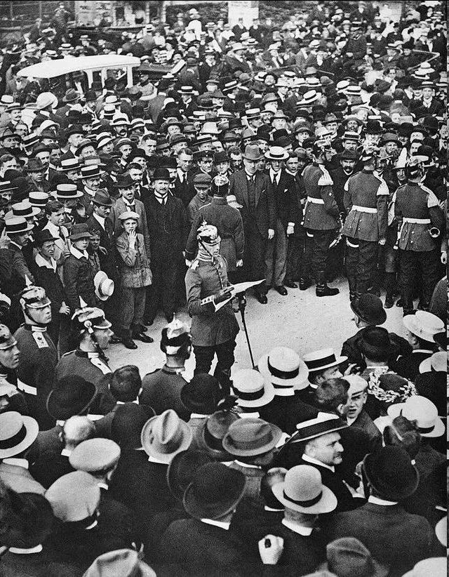 Berliński tłum słucha niemieckiego oficera czytającego rozkaz mobilizacji Kaisera, 1 sierpnia 1914 r.