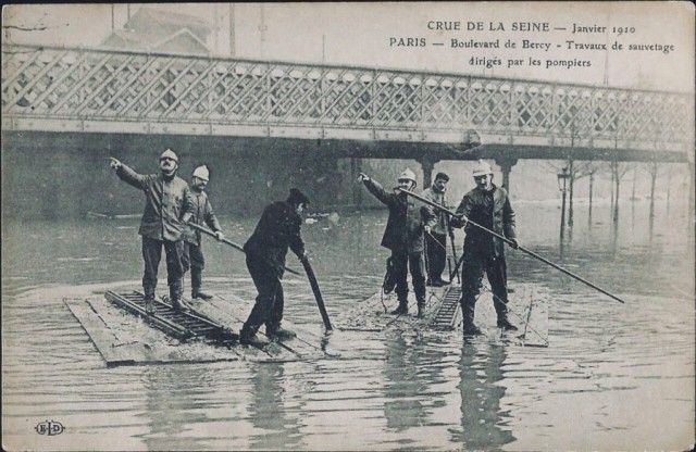 Strażacy płyną na wezwanie podczas powodzi w Paryżu, styczeń 1910.