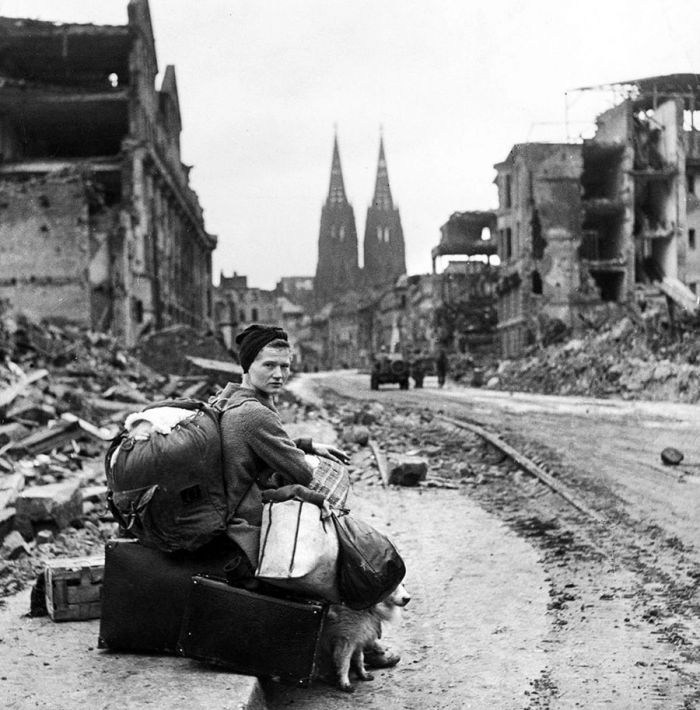 Bezdomna Niemka z psem i dobytkiem siedząca wśr&oacute;d ruin w Kolonii, Niemcy, 1945