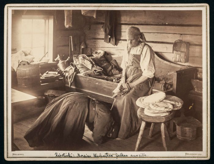 Karelski zwyczaj-przez pierwsze 6 miesięcy po ślubie synowa, rozpoczynając pracę, prosiła o błogosławieństwo teściową. Rok 1894