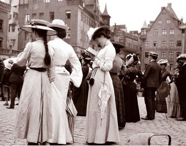 Turyści w Frauenkirche, Norymberga, Niemcy 1904