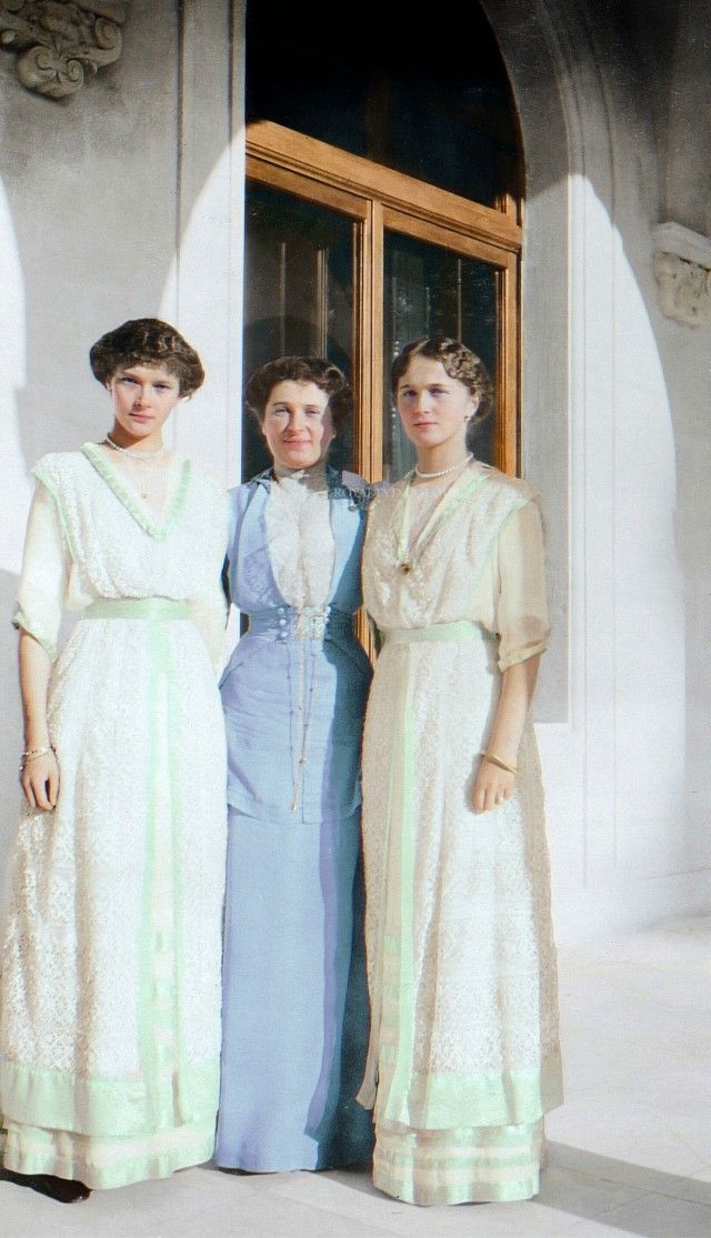 Wielkie księżniczki Olga i Tatiana Nikołajewna z baronową Sofią Buxgevden 1913 rok.
