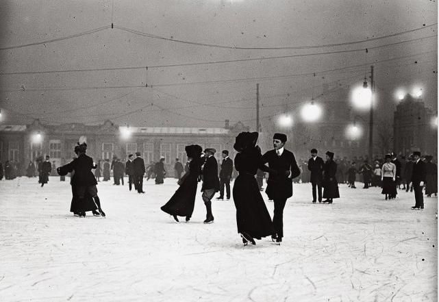 Jazda na łyżwach nocą w Wiedniu, 1910 rok.