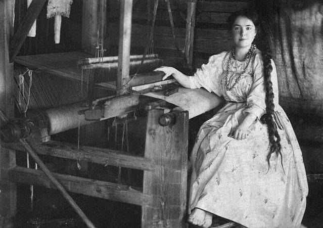 Chłopka przy krosnie 1900 rok. Fotograf Aleksander Grundblatt