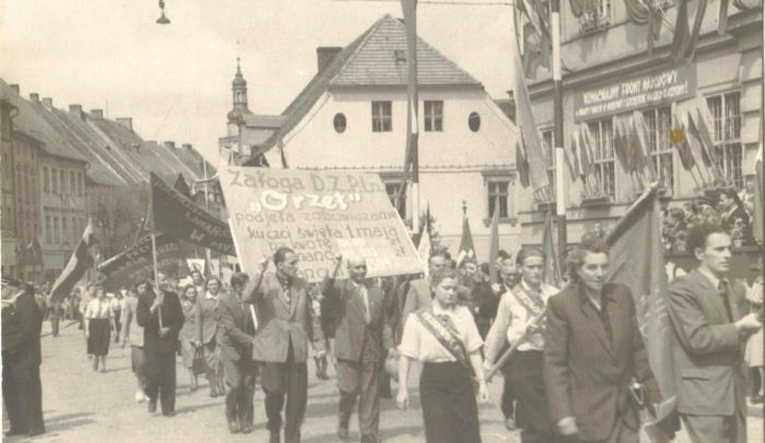 Przemarsz pracownik&oacute;w DZPLn "Orzeł" Mysłakowice w Jeleniej G&oacute;rze, z okazji Święta Pracy. Lata 60-te